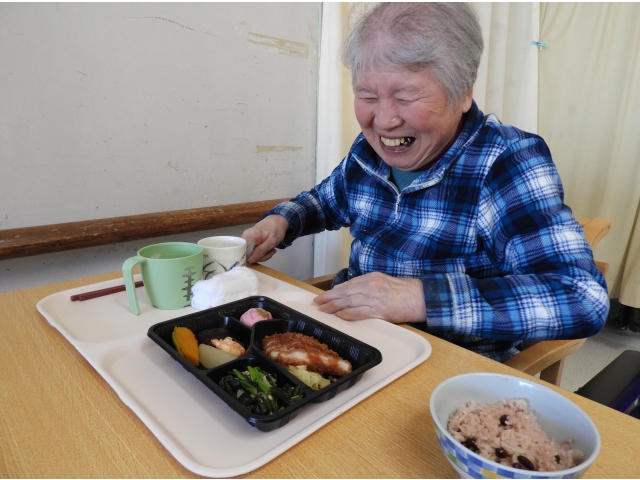 通常メニューはソース豚カツ定食。煮物も絶品です