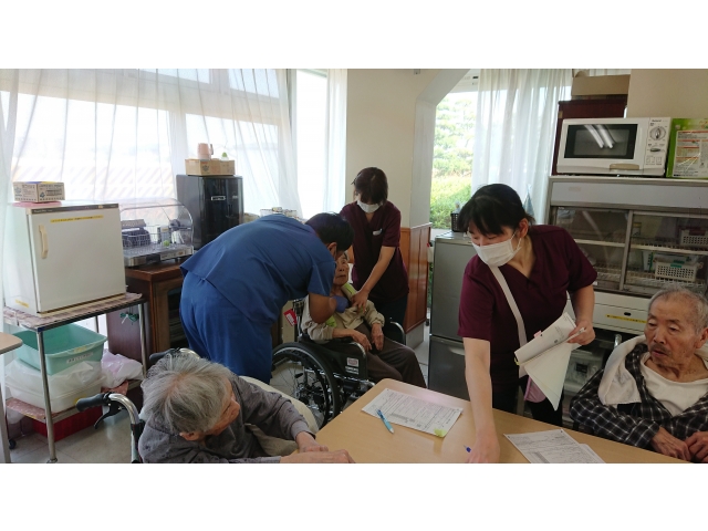 嘱託医が問診をして…