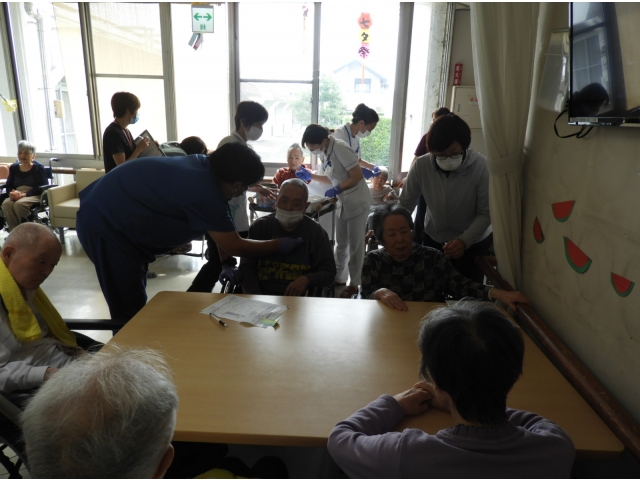 今回もまずは嘱託医の問診を行い…