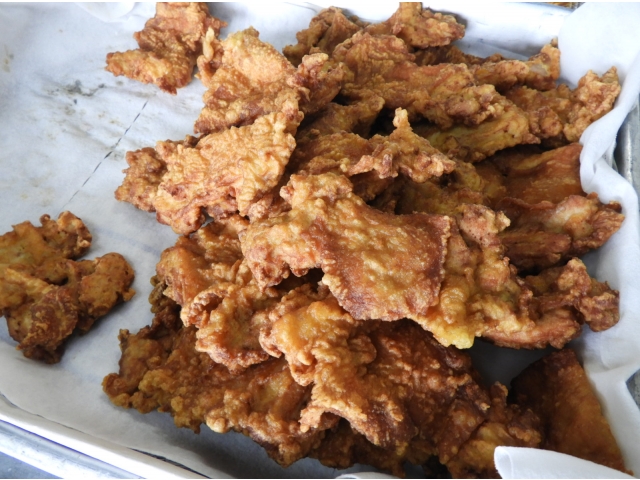 カラリと揚がった鶏もも肉に