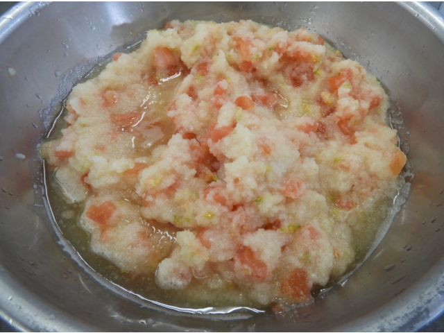 トマトを和えたおろしソースと