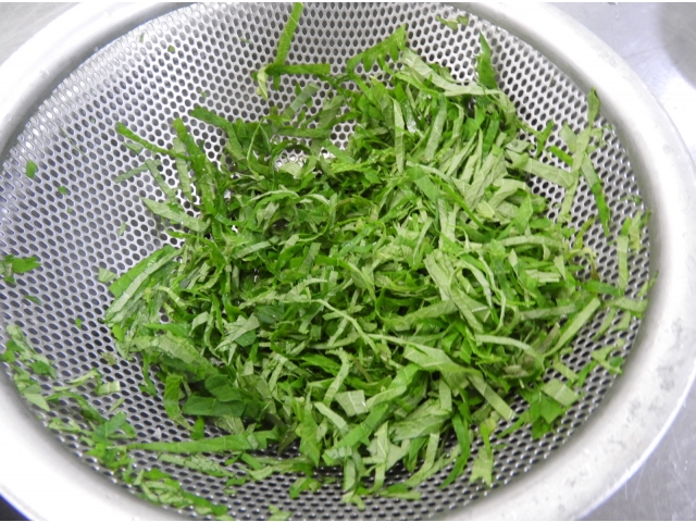 刻んだ青しそをのせて…