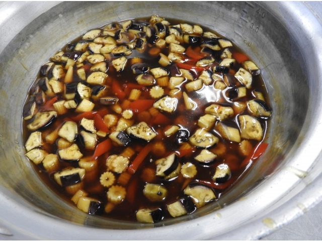 　　なす、ヤングコーン、パプリカ…　夏野菜たっぷりの甘酢あんかけと