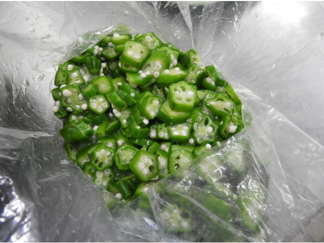 刻んだオクラをのせます