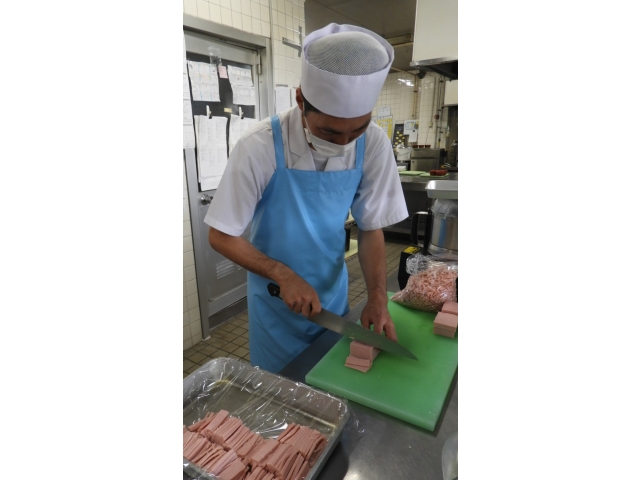 色とりどりの具材を丁寧に仕込みます。