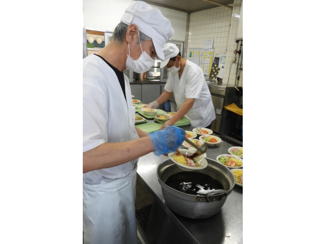 一宮苑伝統のレシピで手作りされた秘伝のつゆをかけます。