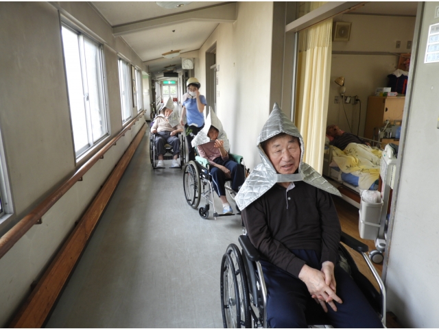 並行して利用者様の避難誘導を行います。