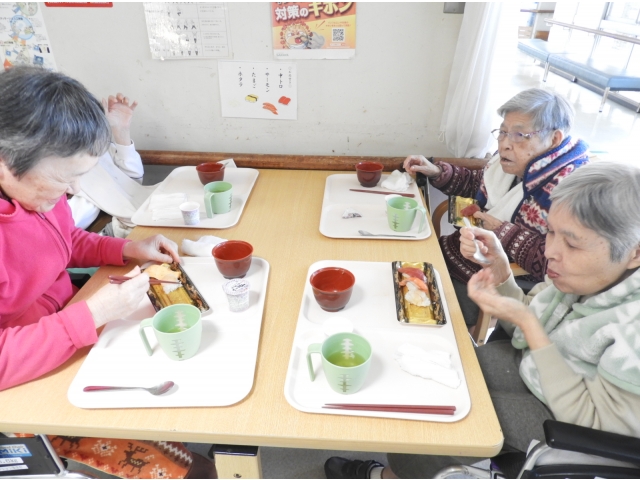 寿司はいくらでも入る。