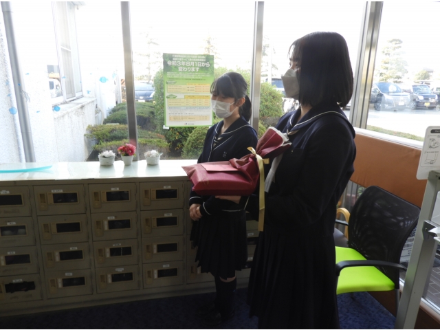 代表生徒２名と先生２名が来苑されました。