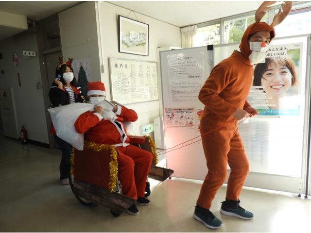 一宮苑にサンタクロース🎅がやってきました♪ソリに乗って利用者様のもとへ…