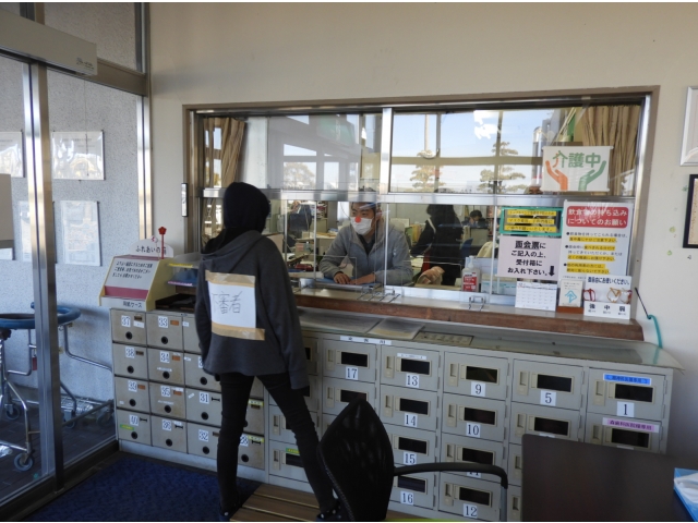 身体を揺らしながら威嚇してきます。