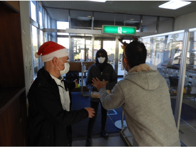 興奮が収まらない不審者に複数で対応します。