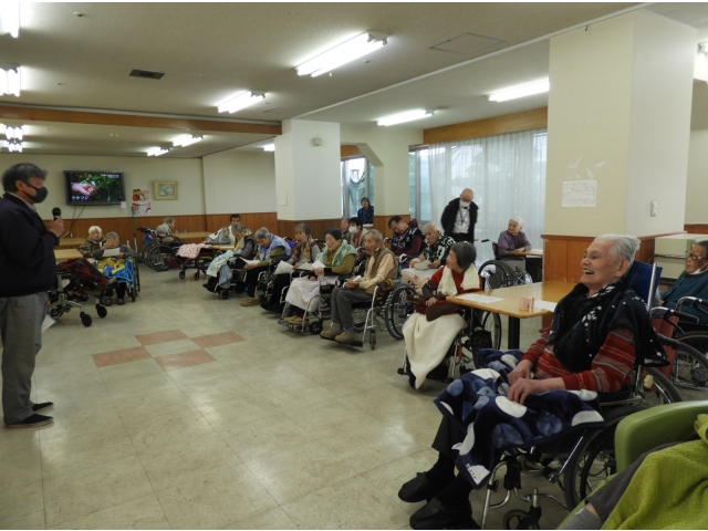 職員からのお知らせと利用者との情報共有の場に南棟・北棟合わせて50名程の利用者の方が集まりました。