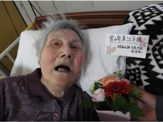 お休みのところに突撃です