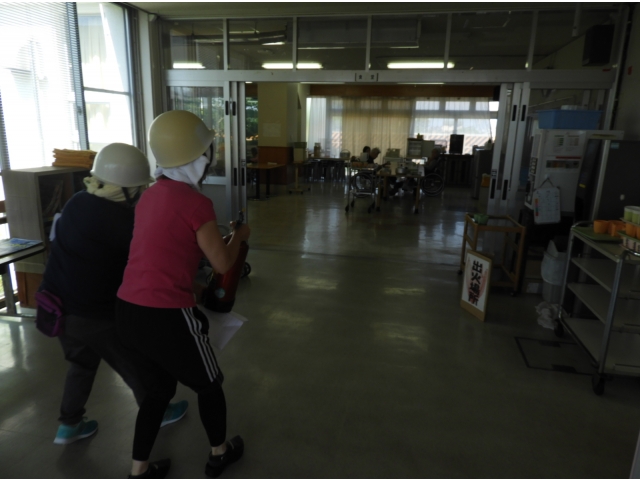 ちょっと腰が引けてます…