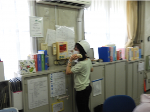 落ち着いて応答しています。