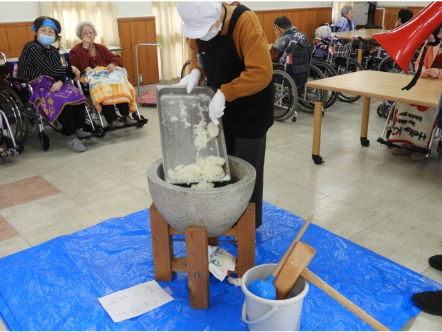 そして、蒸し上がったもち米を投入