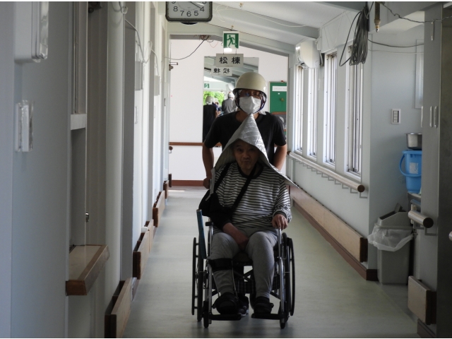 外へ避難します