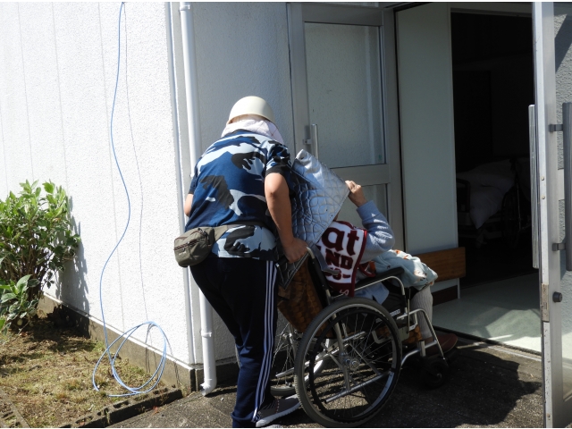 非常扉から外へ避難します