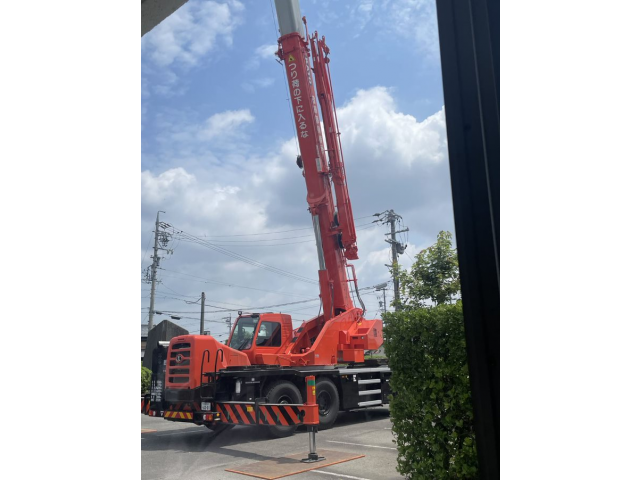 大きいクレーン車を使って撤去します。