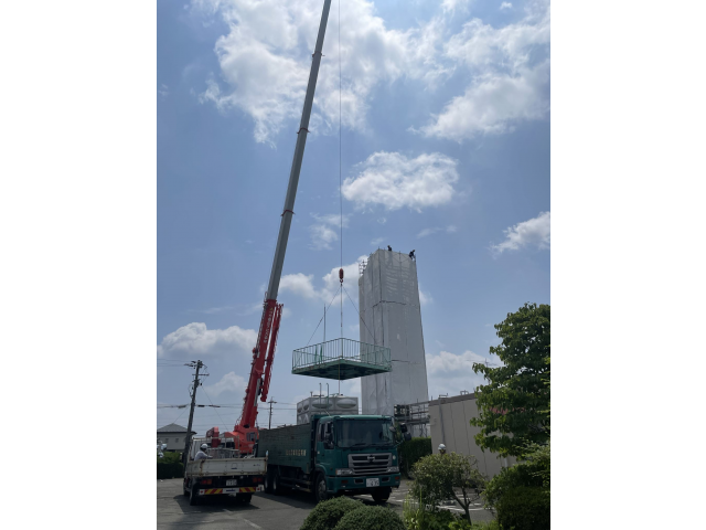 クレーン車を使用しながら解体していきます。