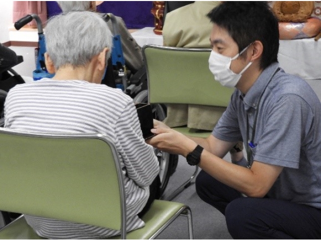 利用者様一人一人焼香を行い、手を合わせました。