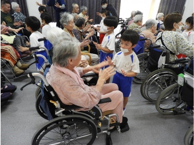 幸せなら手を叩こう～♪からの…