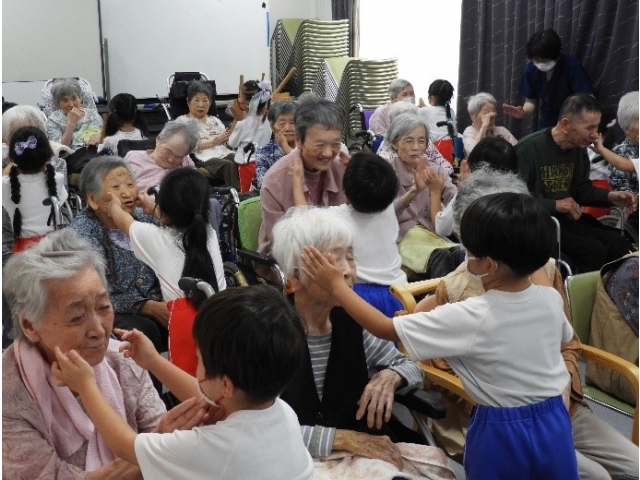 幸せならほっぺ触ろう♪　利用者の皆さんもニコニコです