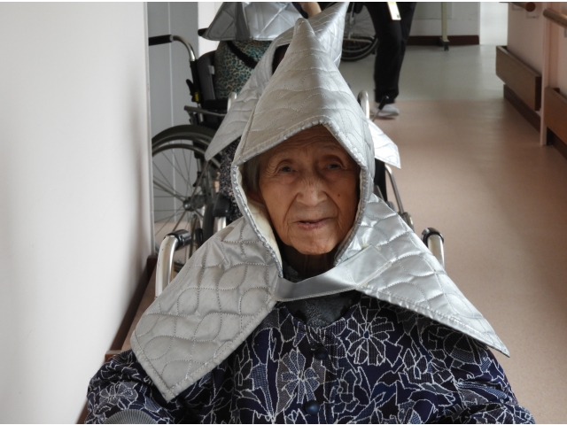 防災頭巾を被ります