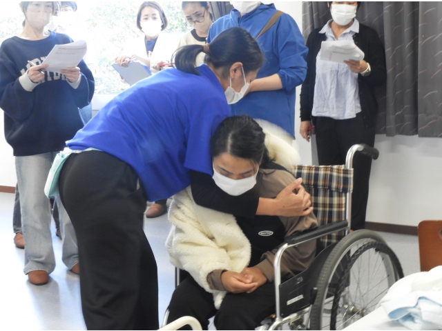 着衣介助もします