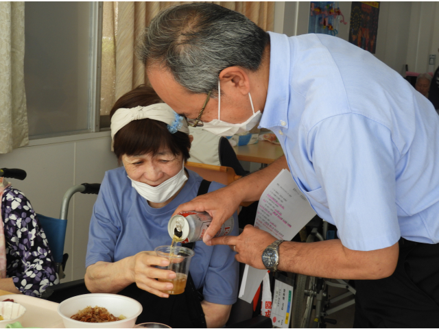 苑長さんがビールを注ぎます