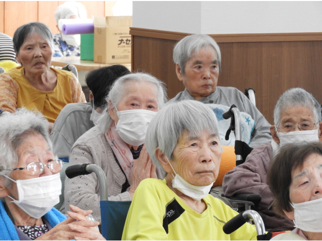 皆さん真剣に生演奏を聴いています