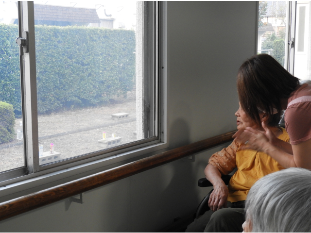 窓から花火を観覧