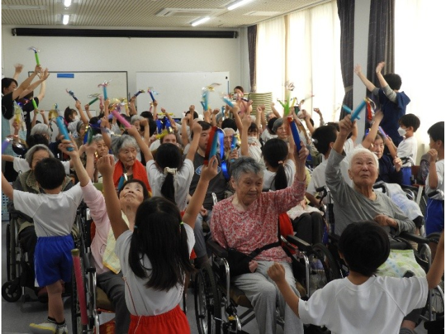 最後は利用者さんも一緒にマツケンサンバの大合唱×２回！！