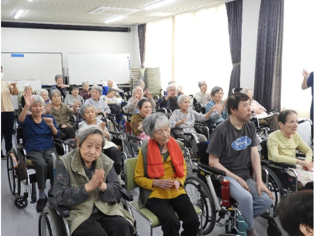 待ってましたとばかりに、この小さなアイドル達に拍手喝さいの利用者様たち…