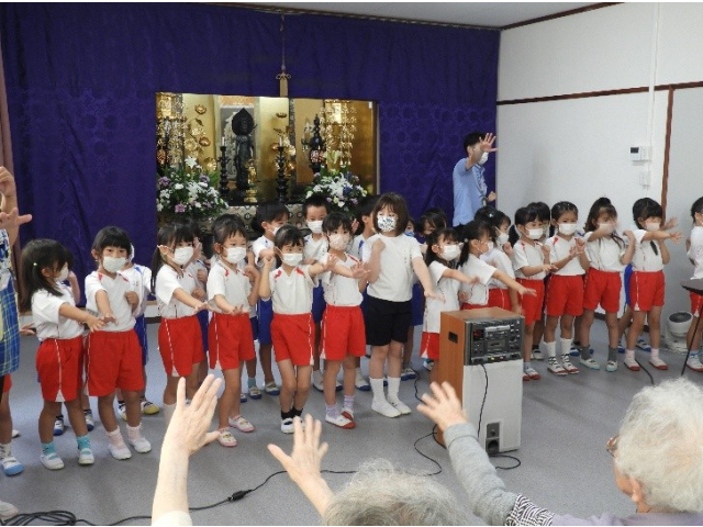 歌の披露に始まり、手遊びや…