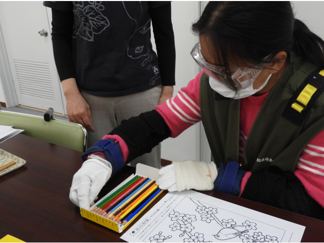 塗り絵する前に色鉛筆もつかみにくいです