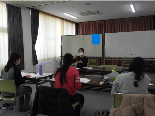 みなさん集中して授業を受けています