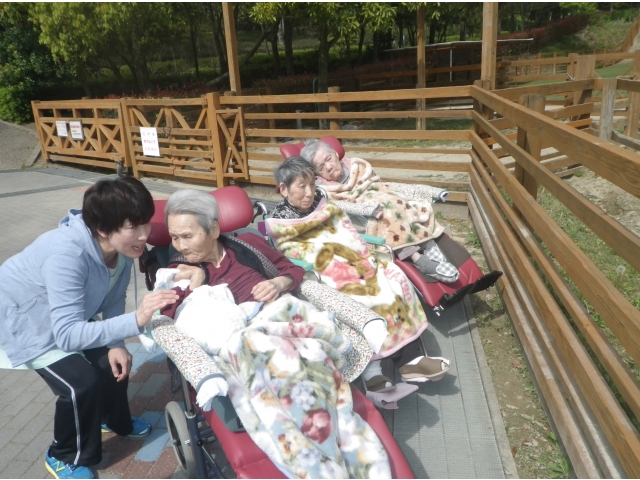 遠目に見える動物の説明をしています