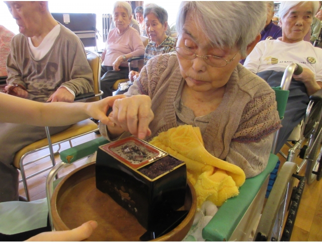 ご利用者様も、しっかり焼香していきます。
