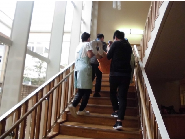 担架で1階から2階へ