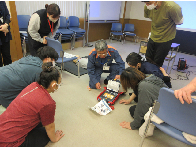 小牧苑のAEDの電源入れ方確認