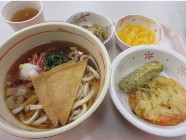 新しい門出を祝う紅白うどん