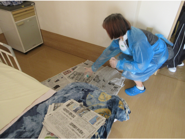 新聞紙を被せ、次亜塩素酸ナトリウムを注ぐ