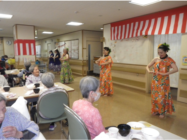 食事もフラダンスもいいな。