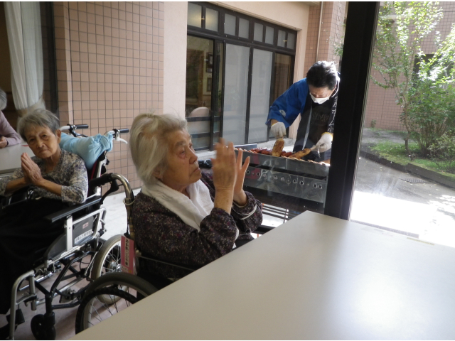 中庭では五平餅を焼いています。
