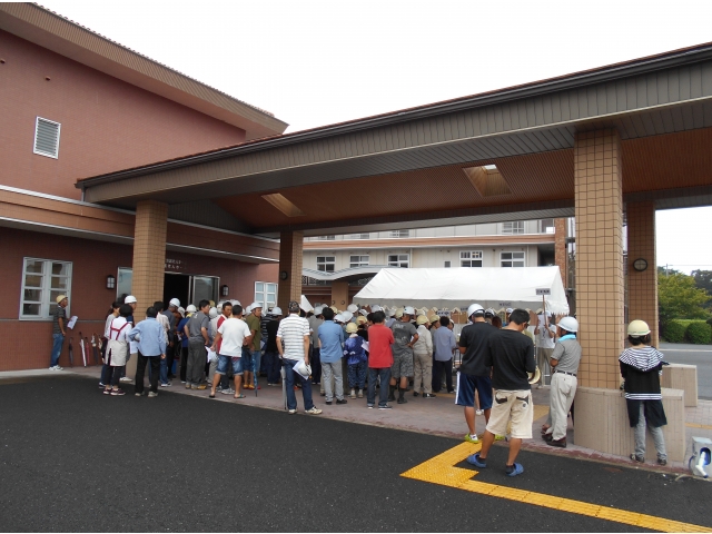 地域の方々がヘルメットを持って西尾苑に集まってくださいました。