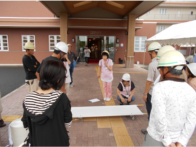 救護班は西尾苑の看護師から負傷者の搬送方法などを説明します。