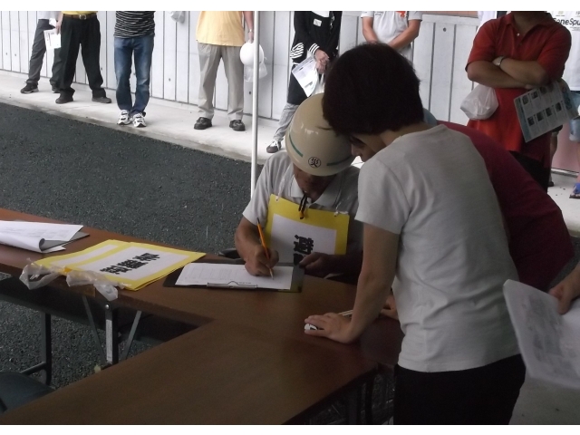 地域から避難してこられた方の名前や連絡先などを聞き取ります。