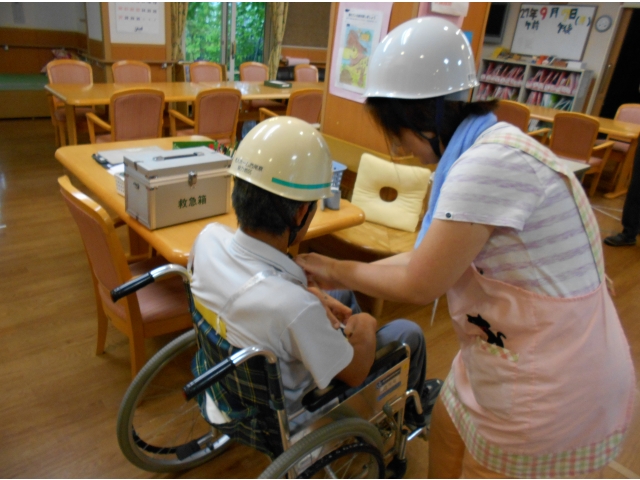 避難スペースを案内し健康状態の確認、心身の状態を聞き取ります。